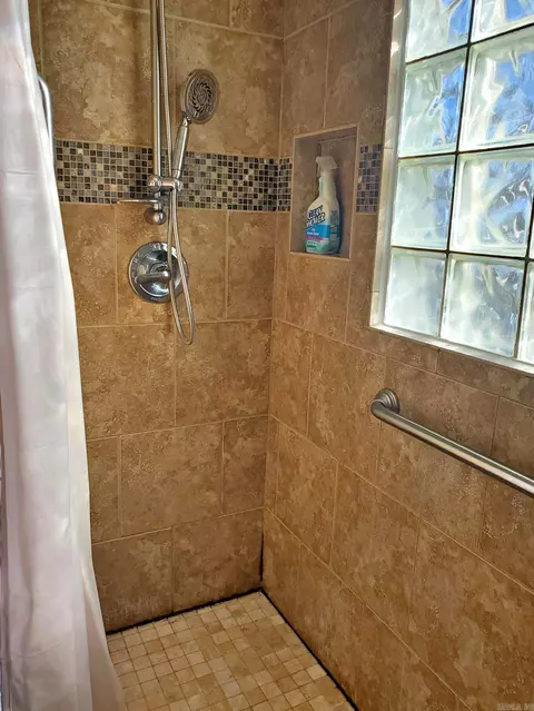 Bath - 1010 Sutherland Ave, Mena, AR 71953 photo 2 of 3
