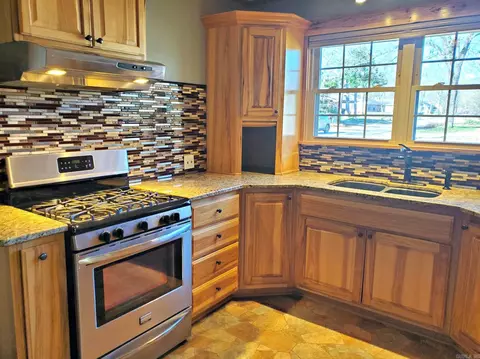 Kitchen - 1010 Sutherland Ave, Mena, AR 71953 photo 2 of 4