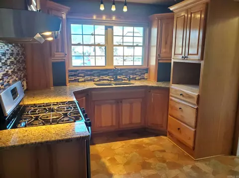 Kitchen - 1010 Sutherland Ave, Mena, AR 71953 photo 3 of 4