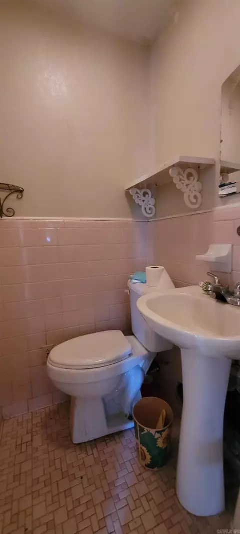 Bath - 305 Pine St, Patterson, AR 72123 photo 2 of 6
