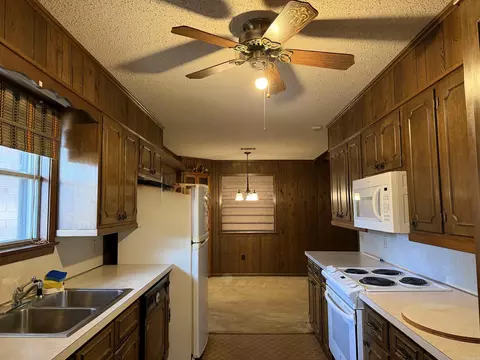 Kitchen - 5611 Oakridge Dr, Pine Bluff, AR 71603 photo 4 of 4