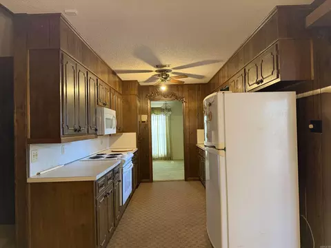 Kitchen - 5611 Oakridge Dr, Pine Bluff, AR 71603 photo 3 of 4