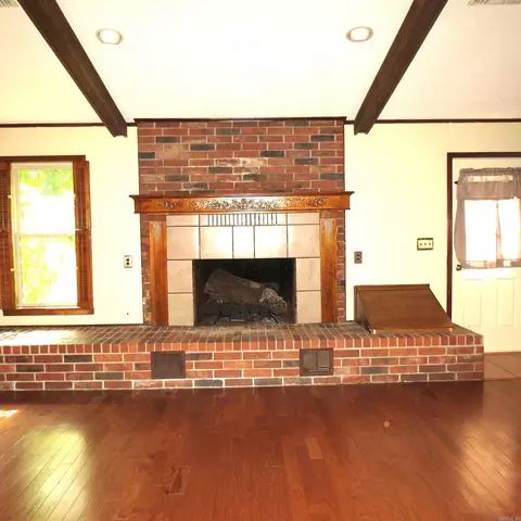 Living - 9201 Old Warren Rd, Pine Bluff, AR 71603 photo 1 of 2