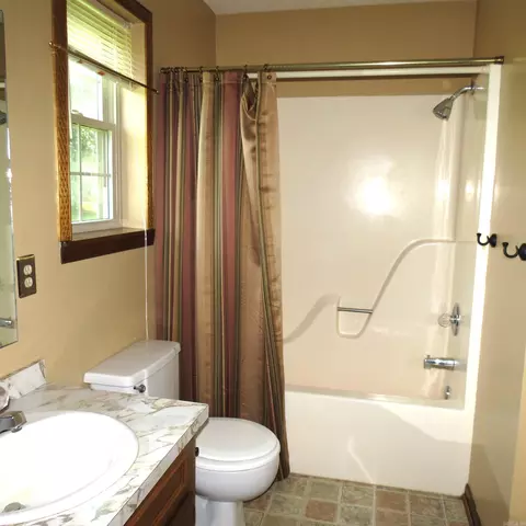Bath - 9201 Old Warren Rd, Pine Bluff, AR 71603 photo 3 of 5
