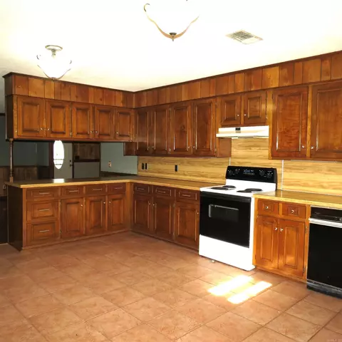 Kitchen - 9201 Old Warren Rd, Pine Bluff, AR 71603 photo 3 of 4