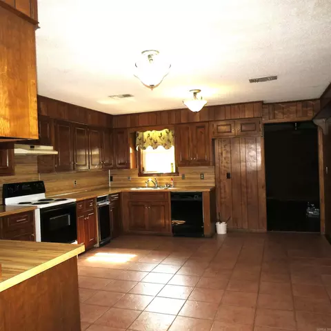 Kitchen - 9201 Old Warren Rd, Pine Bluff, AR 71603 photo 2 of 4