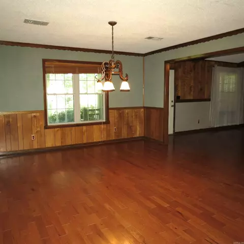 Dining - 9201 Old Warren Rd, Pine Bluff, AR 71603 photo 1 of 2