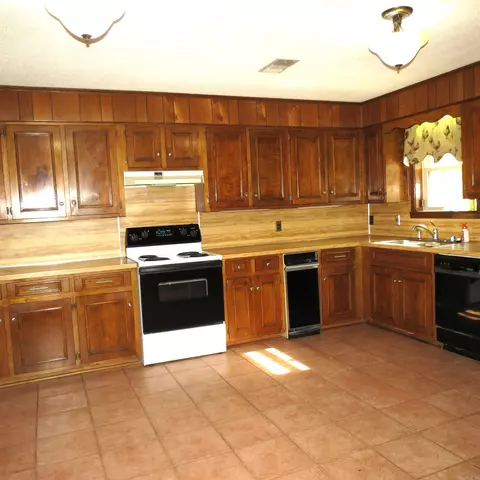 Kitchen - 9201 Old Warren Rd, Pine Bluff, AR 71603 photo 4 of 4