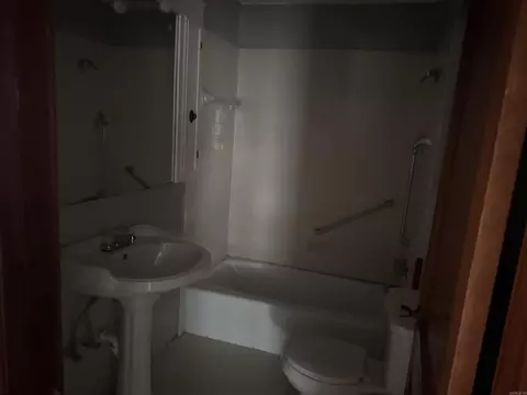 Bath - 3703 Petty Rd, Pine Bluff, AR 71603 photo 2 of 5