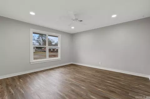 Living - 819 Hall St, Malvern, AR 72104 photo 6 of 7