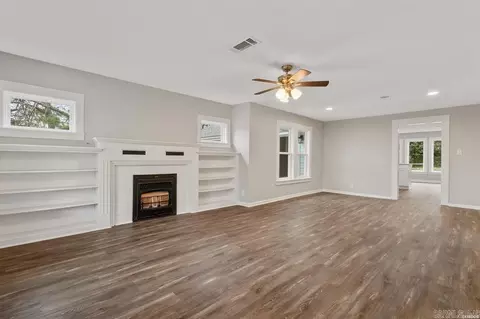 Living - 819 Hall St, Malvern, AR 72104 photo 2 of 7