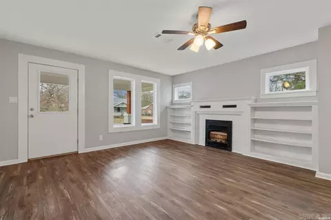 Living - 819 Hall St, Malvern, AR 72104 photo 1 of 7
