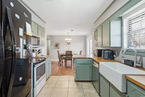 Kitchen - 1906 Arrowhead Ln, Conway, AR 72034 photo 2 of 5