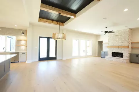 Living - 3084 Avilla Mnr, Alexander, AR 72002 photo 2 of 3