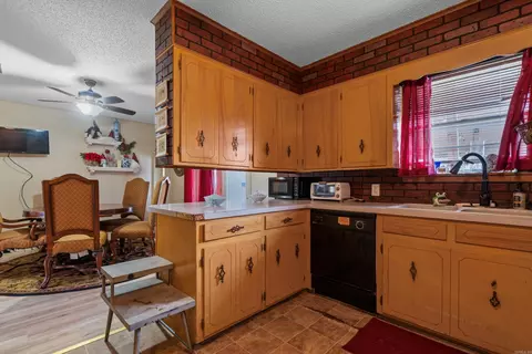 Kitchen - 1524 Pinehurst Dr, Malvern, AR 72104 photo 2 of 3