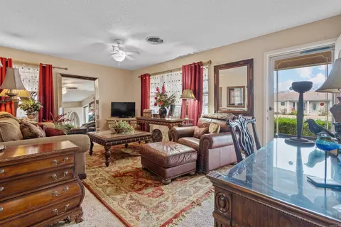 Living - 1524 Pinehurst Dr, Malvern, AR 72104 photo 2 of 3