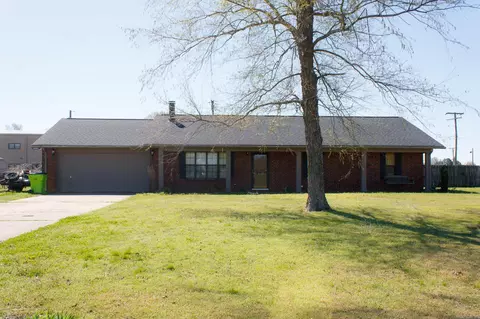 1302 E 20th St, Stuttgart, AR 72160