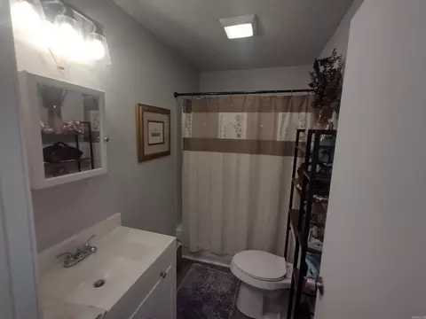 Bath - 609 E Webb, Mountain View, AR 72560 photo 3 of 5