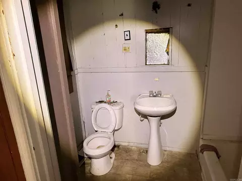 Bath - 2005 W 25th Ave, Pine Bluff, AR 71603 photo 1 of 2