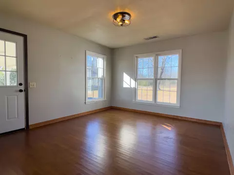 Living - 617 Ash Flat Dr, Ash Flat, AR 72513 photo 5 of 7