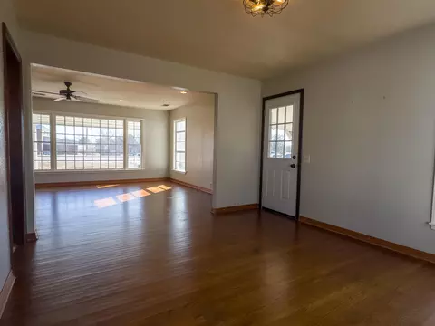 Living - 617 Ash Flat Dr, Ash Flat, AR 72513 photo 4 of 7