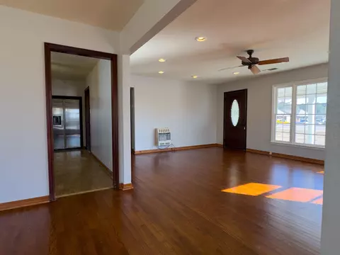 Living - 617 Ash Flat Dr, Ash Flat, AR 72513 photo 3 of 7