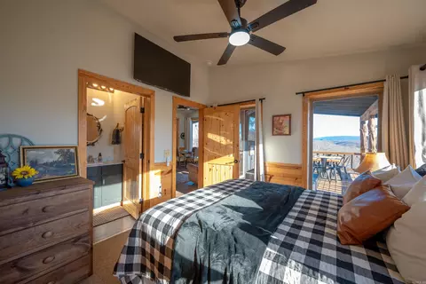 Bedroom - 627 Mountain Crest Rd, Mountain View, AR 72560 photo 2 of 3