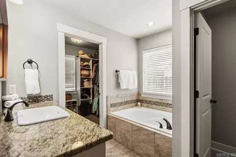 Bath - 3160 Haley Ct, Benton, AR 72019 photo 2 of 3