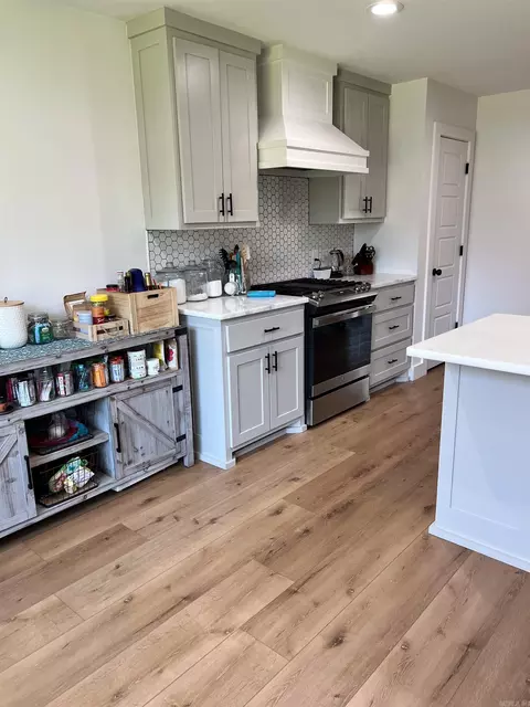 Kitchen - 114 Hayes St, Haskell, AR 72015 photo 6 of 7
