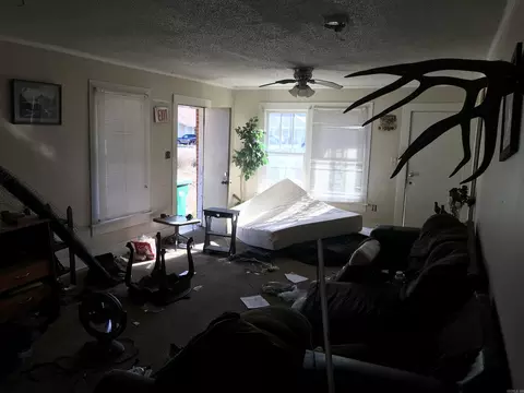 Living - 2412 S Camden Rd, Pine Bluff, AR 71603 photo 2 of 4