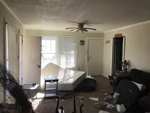 Living - 2412 S Camden Rd, Pine Bluff, AR 71603 photo 3 of 4