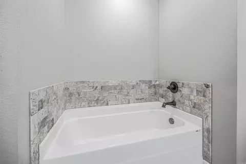 Bath - 34 Cimarron Cir, Cabot, AR 72023 photo 2 of 4