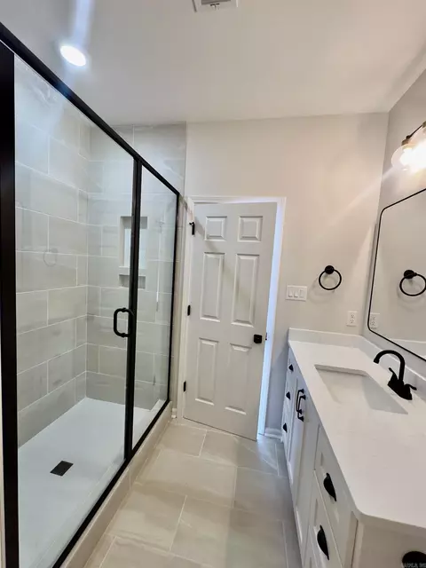 Bath - 121 S First St, Benton, AR 72015 photo 3 of 3