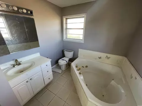 Bath - 428 E 4th St, Lonoke, AR 72086 photo 2 of 4