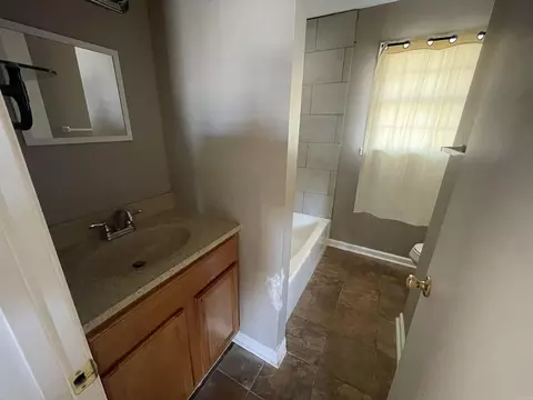 Bath - 428 E 4th St, Lonoke, AR 72086 photo 3 of 4