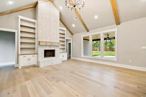 Living - 208 Clearview, Benton, AR 72019 photo 2 of 3