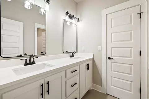 Bath - 208 Clearview, Benton, AR 72019 photo 2 of 3