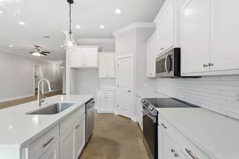 Kitchen - 1635 Poteete Dr, Conway, AR 72034 photo 4 of 5