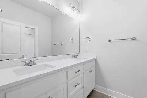 Bath - 1635 Poteete Dr, Conway, AR 72034 photo 3 of 4