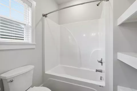 Bath - 1635 Poteete Dr, Conway, AR 72034 photo 4 of 4