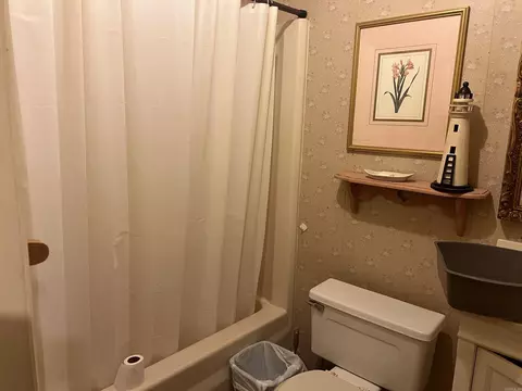 Bath - 901 Brookview, Benton, AR 72015 photo 1 of 2