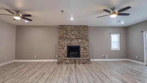 Living - 312 Earl St, Thayer, MO 65791 photo 2 of 4