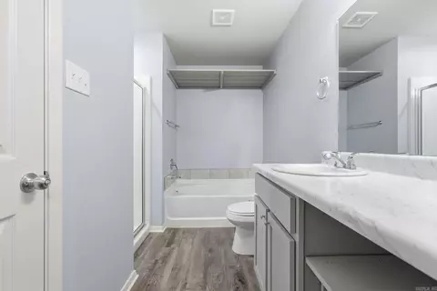 Bath - 2421 Kenneth Dr, Benton, AR 72015 photo 1 of 3
