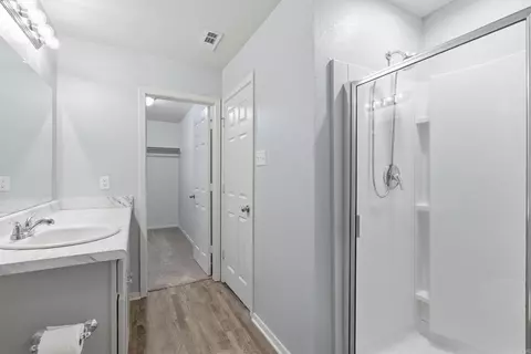 Bath - 2421 Kenneth Dr, Benton, AR 72015 photo 2 of 3