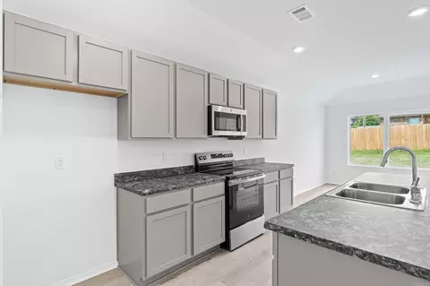 Kitchen - 127 Powder River Dr, Beebe, AR 72012 photo 2 of 3