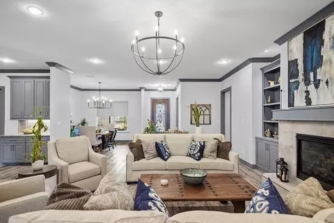 Living - 6756 Hilo Ave, Benton, AR 72019 photo 3 of 5
