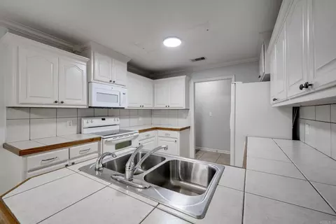 Kitchen - 25 Thomas Cir, Greenbrier, AR 72058 photo 2 of 4