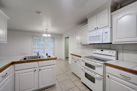 Kitchen - 25 Thomas Cir, Greenbrier, AR 72058 photo 3 of 4