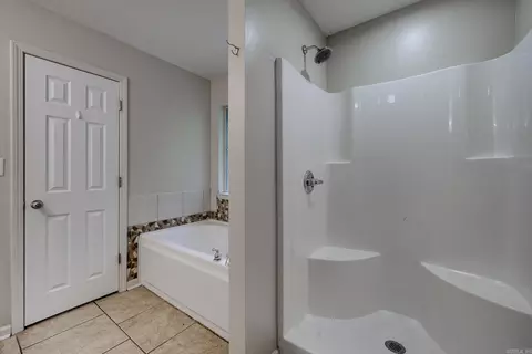 Bath - 25 Thomas Cir, Greenbrier, AR 72058 photo 3 of 5