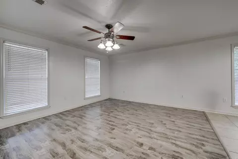 Living - 25 Thomas Cir, Greenbrier, AR 72058 photo 2 of 3